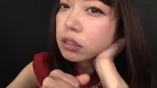 Indoor · 平静 · 面部特写 · 注视镜头 · 长发 · 托腮 · 红色无袖衫 · 珍珠项链