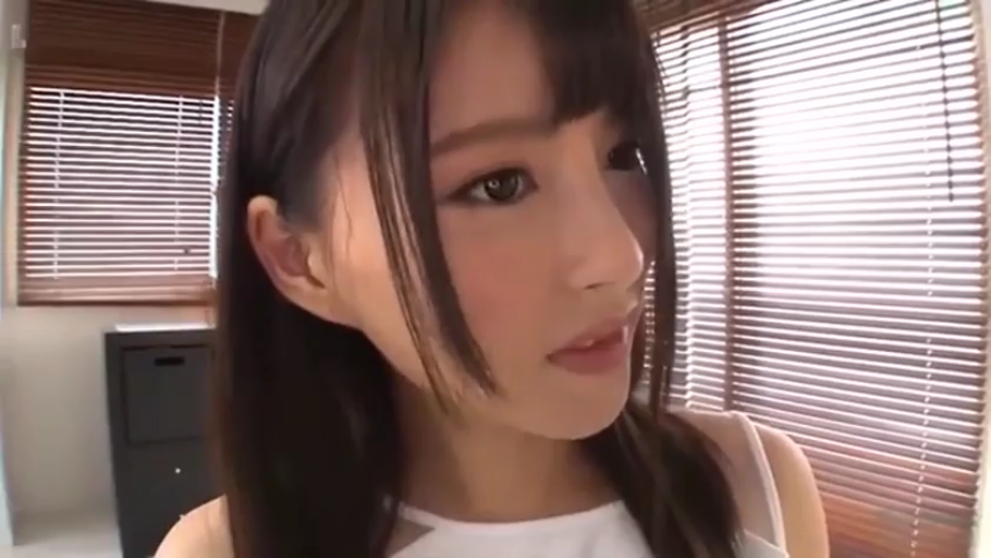 室内 · 自然 · 面部特写 · 注视 · 长发 · 白色无袖上衣 · 百叶窗 · 侧头