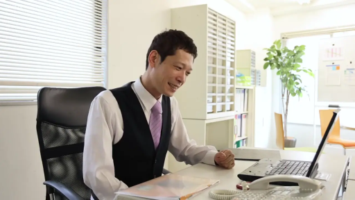 坐姿 · 办公室 · 微笑 · 笔记本电脑 · 办公 · 西装背心 · 职场男性