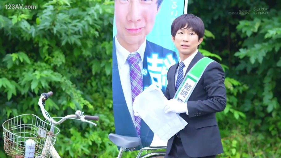 全身 · 站立 · 平静 · 屋外 · スーツ · 宣伝 · 自行车 · 正常画面