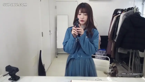 专注 · 站立 · 中景 · 更衣室 · 长发 · 拍摄 · 手持相机 · 蓝色大衣