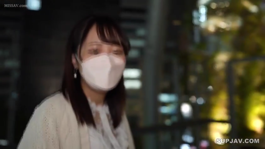 酒店房间 · 镜子 · 白色长袖 · 观察行为 · 成人色情 · 专注张口 · 臀部与面部特写 · 站立撩裙姿势