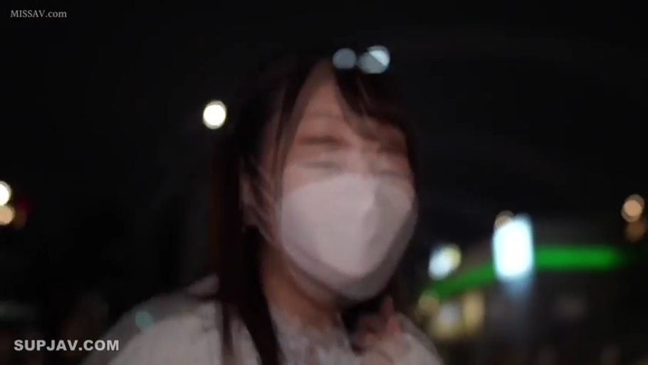 交谈 · 中景 · 白色针织衫 · 面对面站立 · 日常 · 信箱 · 公寓走廊 · 平和