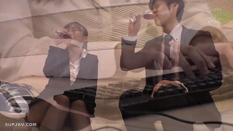 室内 · 坐姿 · 中景 · 自然 · 职业装 · 酒杯 · 饮酒 · 叠加画面