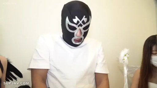 Indoor · Sitting Posture · Lower your head · 近景 · 摔角面具 · Covering face · 面具 · 面具遮挡