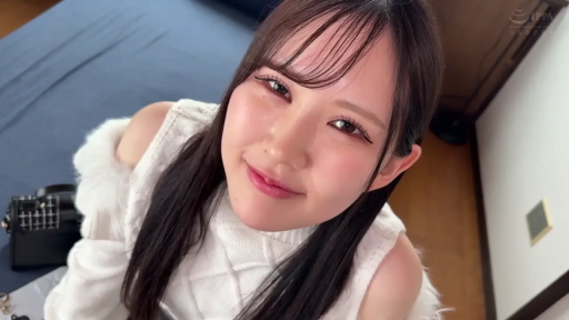 室内 · 脸部特写 · 微笑 · 黑色提包 · 对视 · 仰视 · 长发 · 白色露肩毛衣