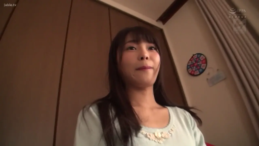 室内 · 坐姿 · 微笑 · 第一人称视角 · 面部特写 · 飞镖盘 · 注视镜头 · 浅色T恤