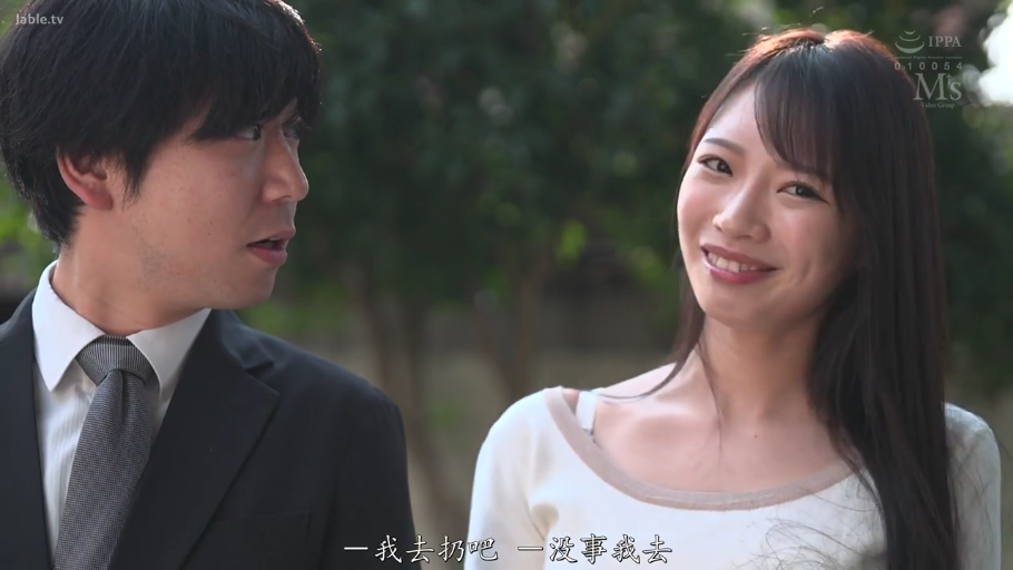 交谈 · 脸部特写 · 站立 · 字幕 · 微笑 · 西装 · 室外 · 影视截图