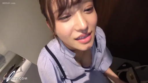 室内 · 微笑 · 面对镜头 · 面部特写 · 仰头 · 淡紫色上衣