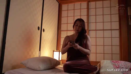 坐姿 · 专注 · 和室 · 中景 · 手机 · 熟女 · 玩手机 · 红色吊带裙