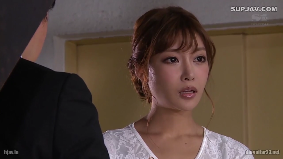 室内 · 脸部特写 · 站立 · 对话 · 熟女 · 惊讶 · 白色蕾丝衫