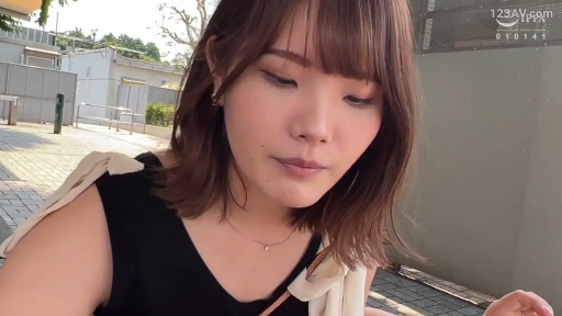 Sitting Posture · 平静 · 面部特写 · Gaze · Outdoor · Black sleeveless vest