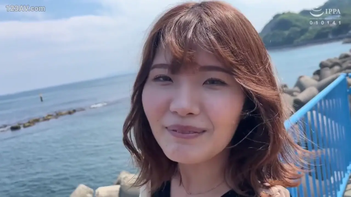 脸部 · 站立 · 微笑 · 项链 · 休闲装 · 户外 · 看镜头 · 海边