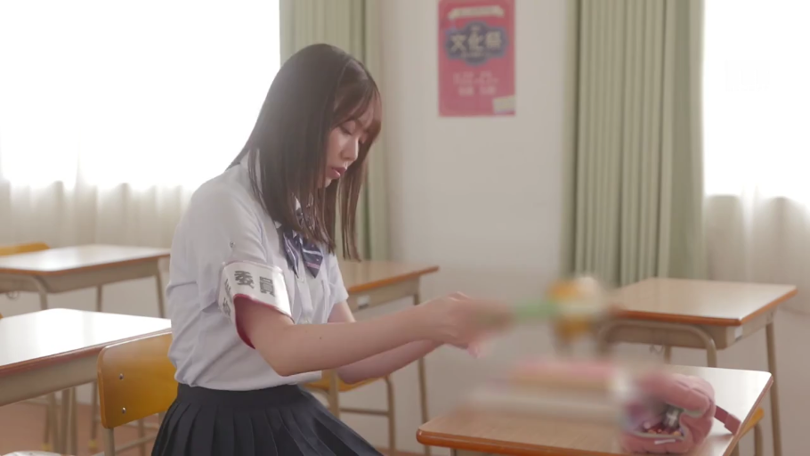 坐姿 · 教室 · 侧身 · JK制服 · 平静专注 · 课桌操作 · 文具课桌 · 清纯校园