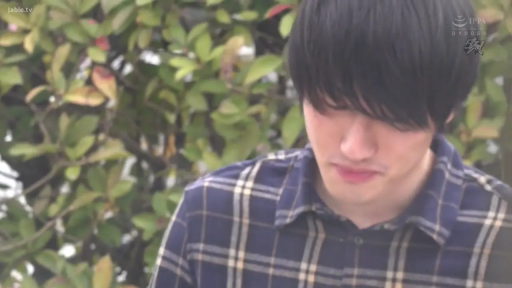 站姿 · 面部特写 · 绿植 · 沉稳 · 俯视 · 亚洲男性 · 深色格子衬衫 · 室外园林