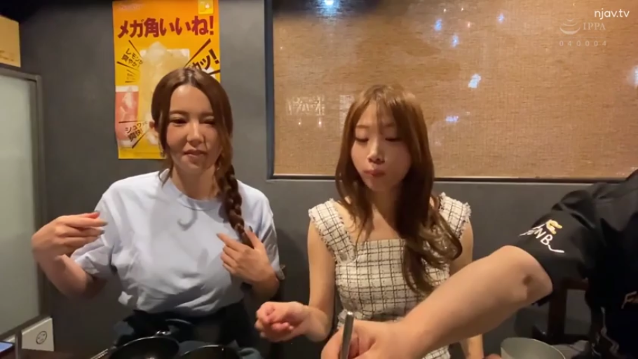 坐姿 · 中景 · 自然 · 餐厅 · 长发 · 休闲服 · 进食 · 餐具