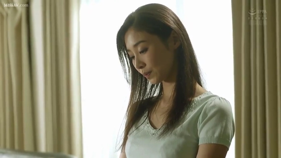 室内 · 站姿 · 半身特写 · 浅色短袖上衣