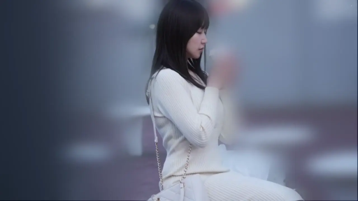 坐姿 · 虚化背景 · 靜坐 · 手提包 · 室外 · 背部 · 白色针织长袖连衣裙