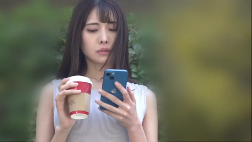 忧郁 · 站姿 · 看手机 · 手机 · 上半身 · 户外 · 长发 · 无袖上衣