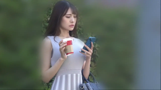 站立 · 平静 · 半身 · 看手机 · 户外 · 无袖针织衫 · 咖啡杯 · 街头