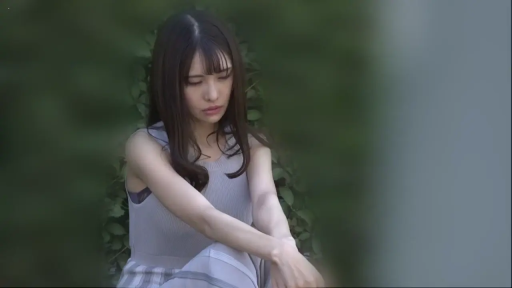 坐姿 · 忧郁 · 中景 · 偷窥视角 · 户外 · 针织背心 · 发呆