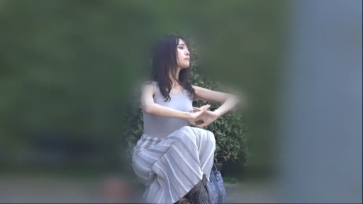 全身 · 平静 · 条纹裙 · 手提包 · 户外 · 偷拍视角 · 观望 · 蹲下