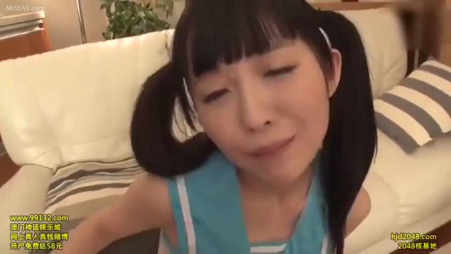 脸部特写 · 客厅 · 运动服