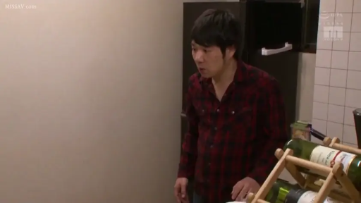 格子衬衫 · 室内 · 严肃 · 站立 · 中景 · 注视 · 男优 · 酒架