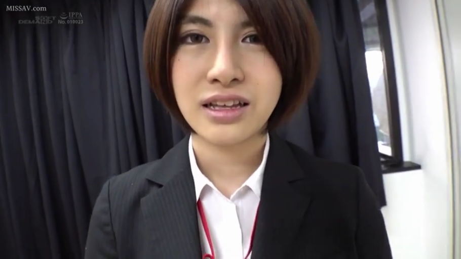 室内 · 脸部特写 · 自然 · 职业装 · 短发 · 正面 · 说话 · 挂绳