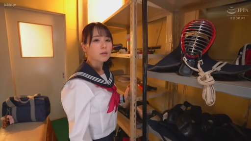 单人 · 站立 · 中景 · 注视 · 水手服 · 疑惑 · 器材室 · 剑道面具