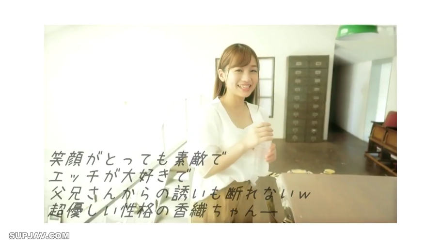 室内 · 站立 · 字幕 · 微笑 · 远景 · 日常服饰 · 开朗 · 水瓶