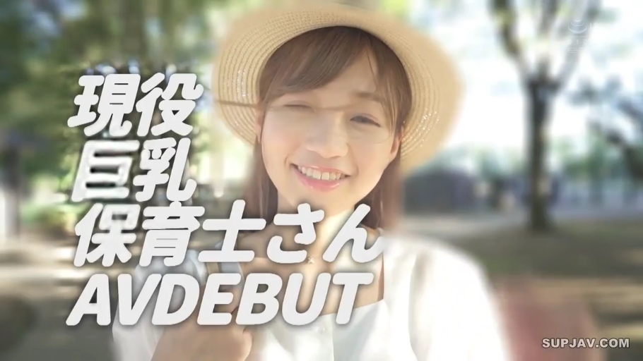 面部 · 站立 · 保育士 · 微笑 · 白色上衣 · 户外 · 凝视镜头 · 草帽