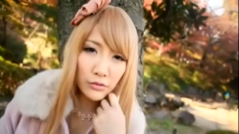 脸部特写 · 注视镜头 · 金发 · 公园 · 蝴蝶结发饰 · 微嗔 · 粉色毛领大衣 · 靠树托腮