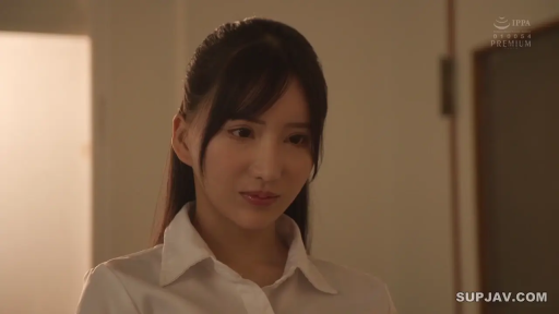 室内 · 白衬衫 · 微笑 · 面部特写 · 职业装 · 凝视 · 正面