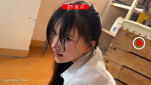 蹲姿 · 白衬衫 · 顔のクローズアップ · 妩媚 · POV · 回头 · 杂物间 · 相机UI