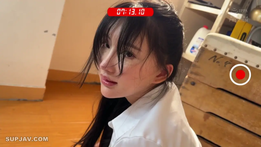 室内 · 白衬衫 · 自然 · 面部特写 · 凝视 · 货架 · 计时器 · 侧蹲