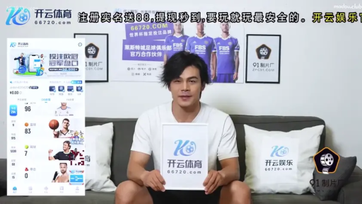 坐姿 · 交谈 · 单人 · 面部 · 白色上衣 · 车内 · 车座 · 疑惑