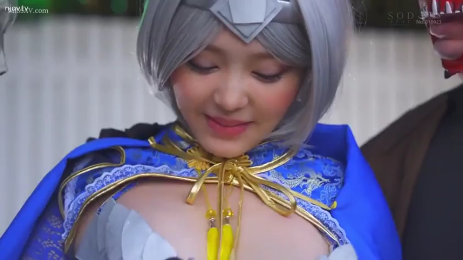 室内 · 面部特写 · 低头俯视 · Cosplay服饰