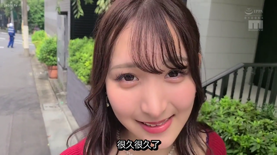 站立 · 中景 · 微笑 · ネックレス · 屋外 · 看向镜头 · 城市街道 · 红色针织衫