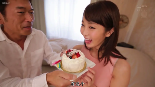 坐姿 · 卧室 · 中景 · 粉色背心 · 情侣 · 调皮 · 蛋糕 · 庆祝