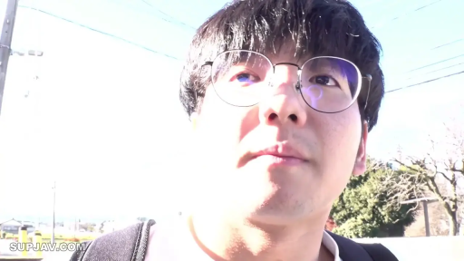 顔部のクローズアップ · 仰頭 · 屋外 · T恤