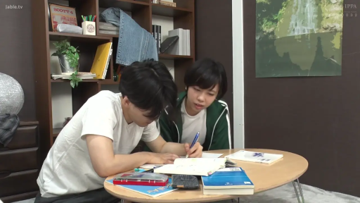 室内 · 座り姿勢 · 集中 · 書籍 · 休闲服 · 二人 · 学習