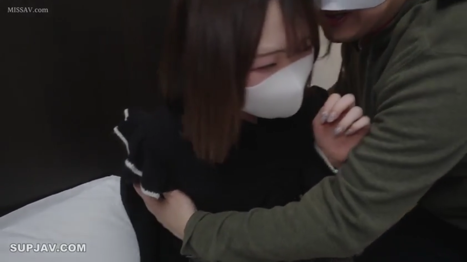 局部打码 · 甜美微笑 · 全身远景 · 全裸赤裸 · 浴室洗手间 · 蹲坐姿势 · 淋浴洗澡 · 花洒洗化