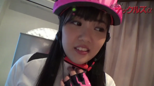 室内 · 露乳 · 胸部特写 · 巨乳 · 微笑 · 内衣 · 俯拍