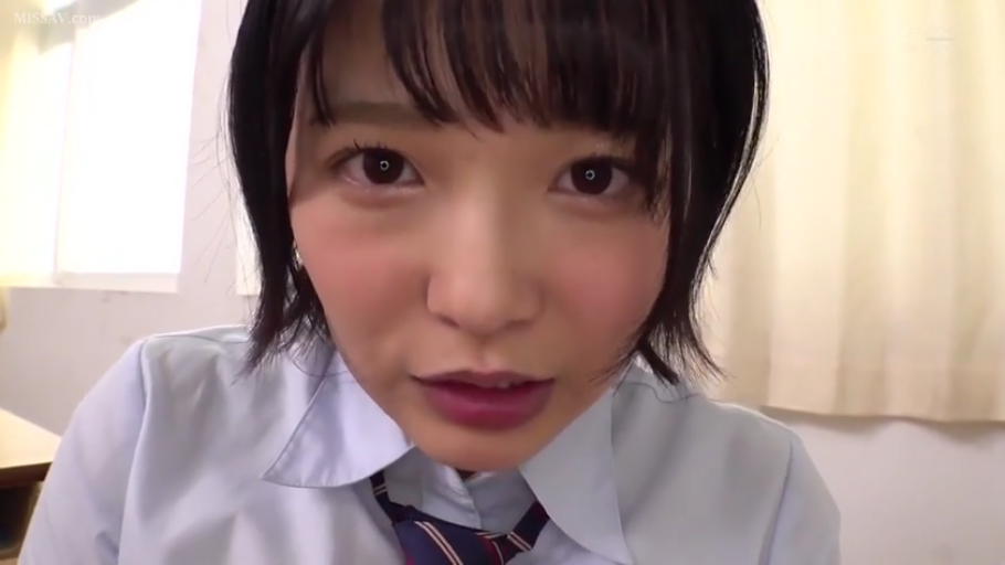 室内 · 俯身 · 校服 · 专注 · 面部特写 · 凝视 · 短发