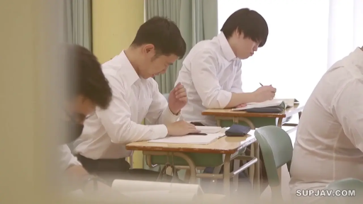 座り姿勢 · 真剣 · 教室 · 中景 · 白色衬衫 · 课桌 · 多人 · 字を書く