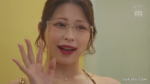 室内 · 女性 · 微笑 · 面部特写 · 挥手 · 豹纹泳装 · 招手 · 金边眼镜