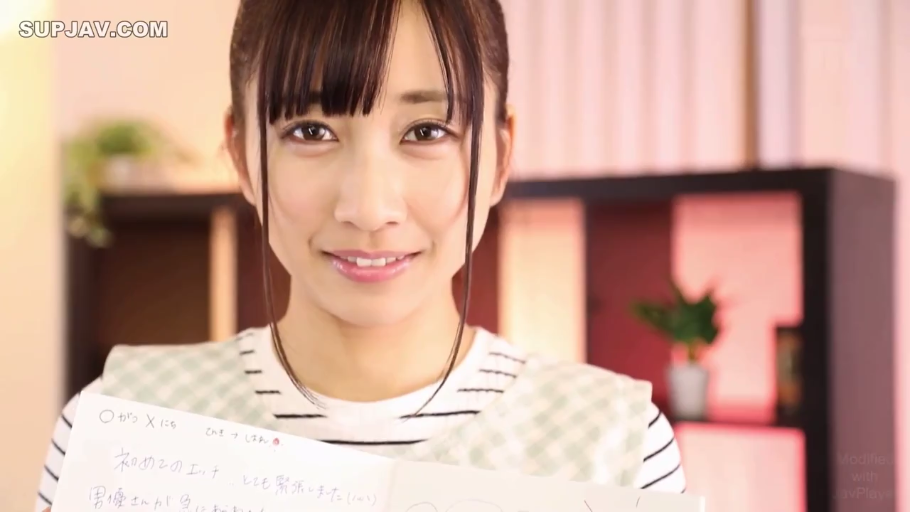 室内 · 顔部のクローズアップ · 微笑 · 记事本 · 正面朝向 · 日本AV女优 · 条纹衫加围裙 · 手持记事本