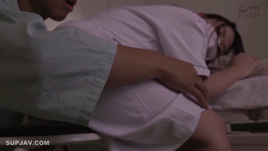 全身 · 按摩床 · 迷离 · 开腿坐姿 · 被抚摸 · 三人 · 按摩店 · 粉色连体衣