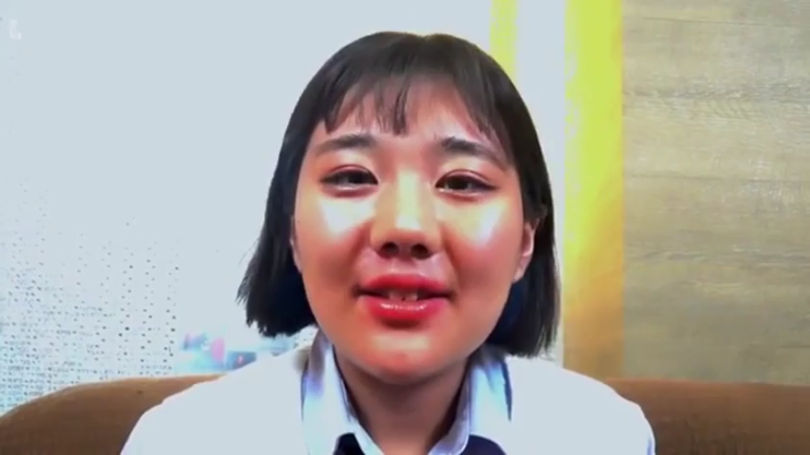 室内 · 坐姿 · 制服 · 谈话 · 短发 · 头部特写 · 开心